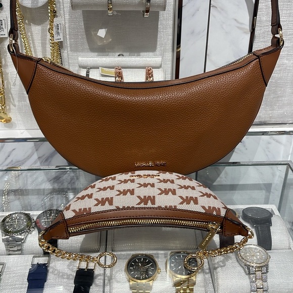 MICHAEL KORS Hollis Medium 2-in-1 Pebbled Leather and Logo Jacquard Shoulder Bag - Picture 13 of 16